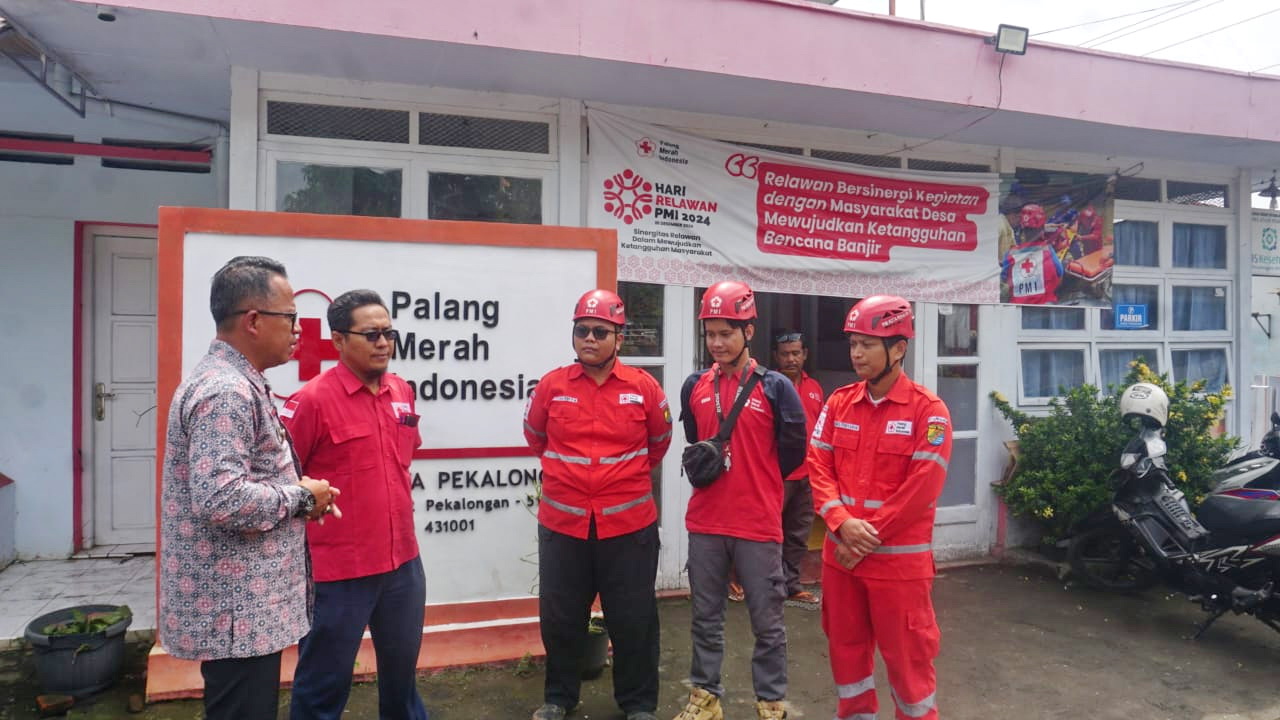 ARAHAN - Ketua Bidang Penanggulangan Bencana PMI Kota Pekalongan, Wismo Aditiyo saat berikan arahan sebelum TIM nya berangkat ke Petungkriyono, di halaman markas setempat, pada Rabu (22/1/2025).