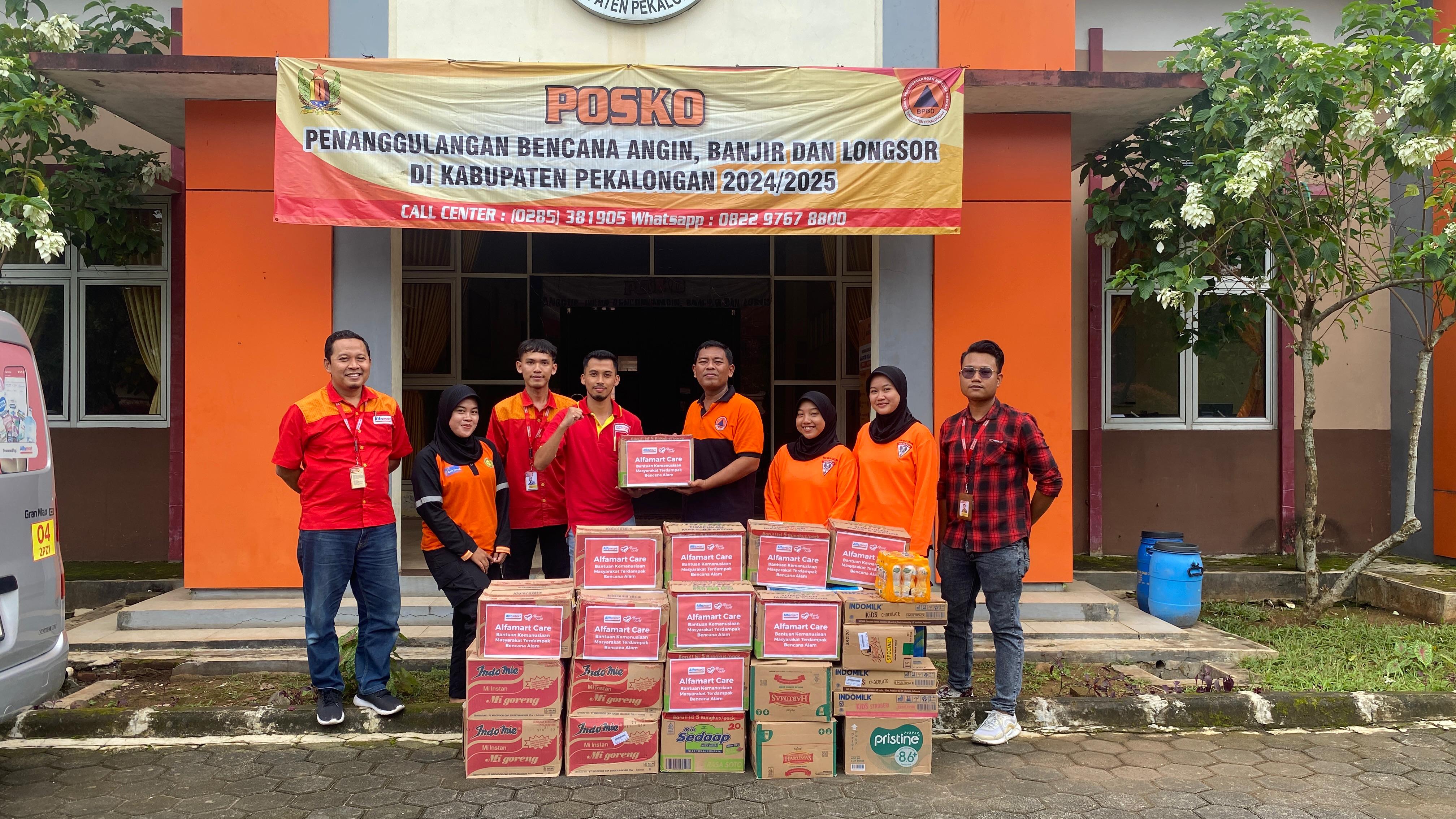 SERAHKAN BANTUAN - Tim Alfamart saat seahakn bantuan kemanusiaan di BPBD Kabupaten Pekalongan untuk korban tanah longsor.