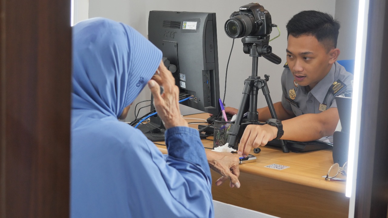 FOTO PASPOR &ndash; Pegawai Kantor Imigrasi Kelas I Non TPI Pemalang saat melayani Masyarakat yang membuat paspor di kantornya, pada Rabu (22/1/2025).