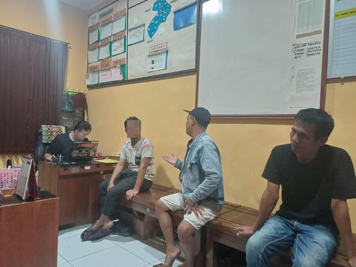 DIAMANKAN: Pelaku ketika diamankan dan diperiksa di Polsek Bojong.