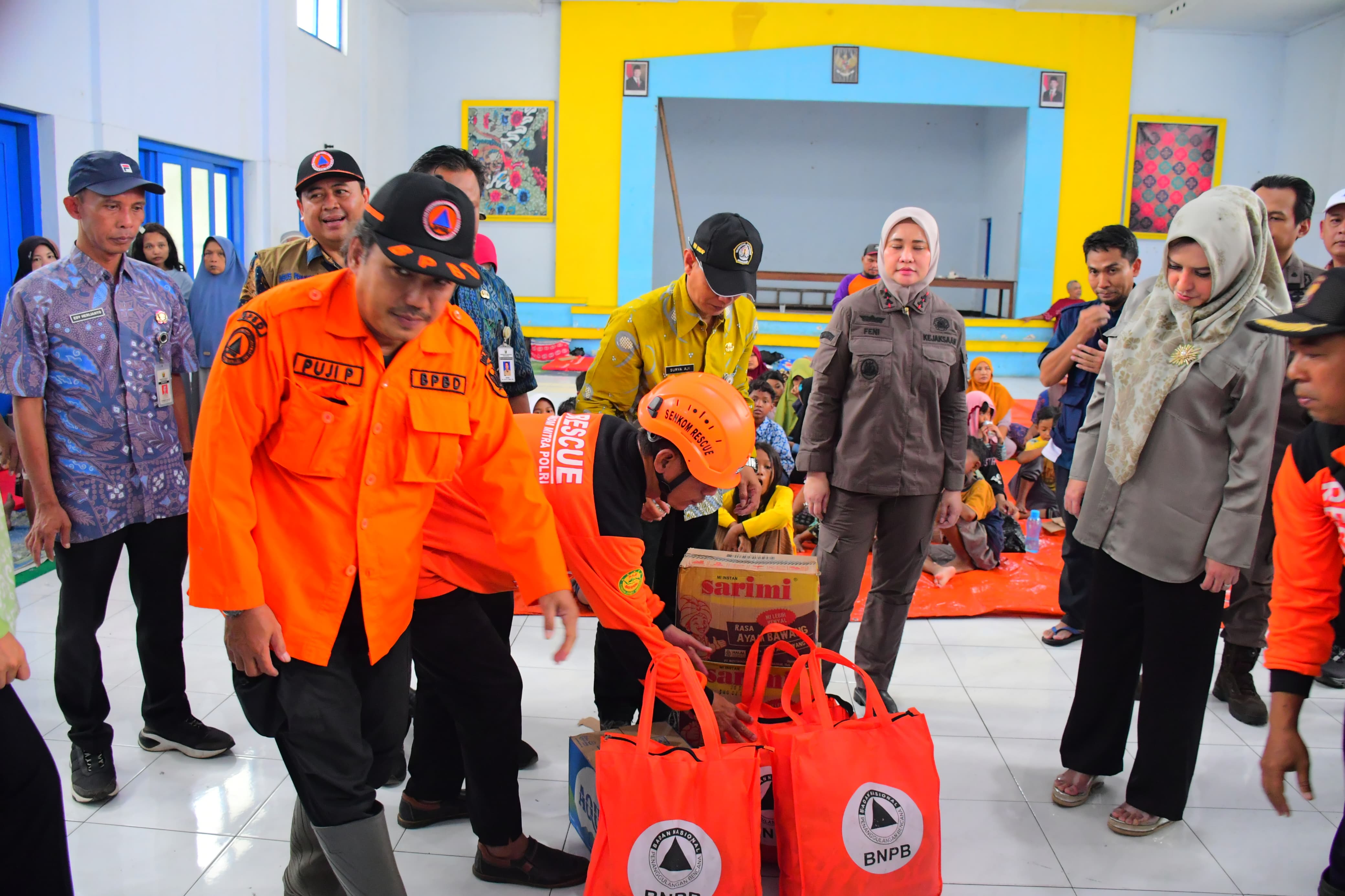 CEK PENGUNGSIAN: Bupati Pekalongan Fadia Arafiq saat meninjau pengungsian korban banjir di gedung Kopindo, Kecamatan Wiradesa, Kamis (23/1/2025).