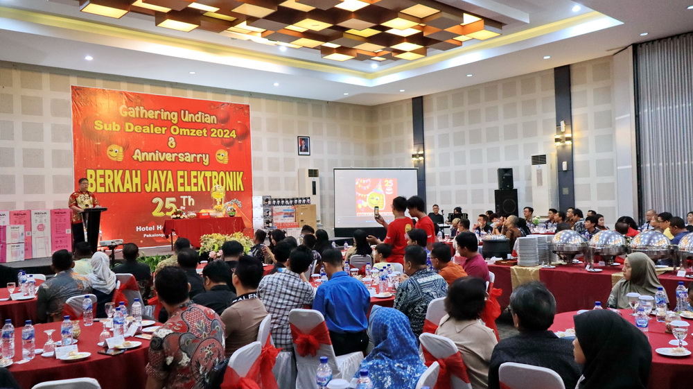 SAMBUTAN - Ronny Setiawan saat berikan sambutan pada perayaan HUT ke 25 tahun Berkah Jaya di Hotel Hojo, Rabu malam (22/1/2025).