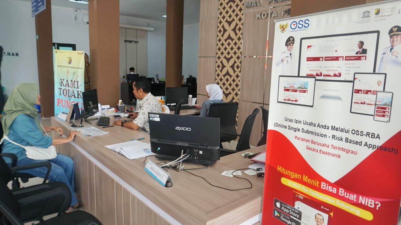 LAYANAN &ndash; Pegawai DPMPTSP Kota Pekalongan saat melayani Masyarakat Kota Pekalongan yang mengajukan perijinan usaha.