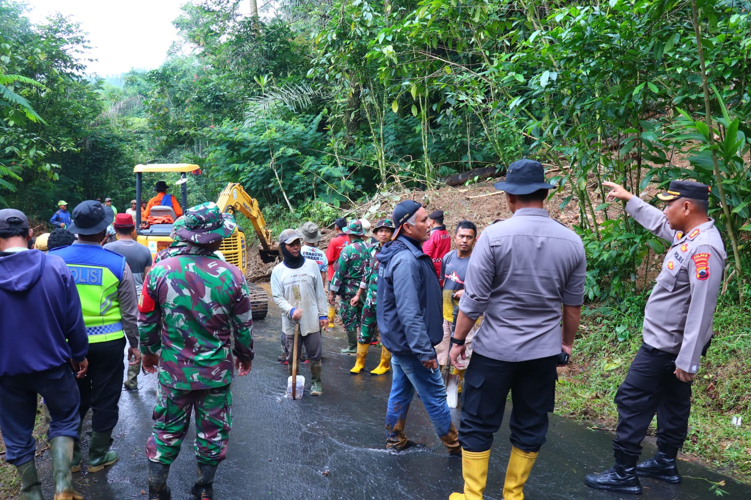 BUKA AKSES: Kapolres Pekalongan AKBP Doni Prakoso Widamanto saat turun langsung dalam pembersihan material longsor Petungkriyono yang menutup akses.