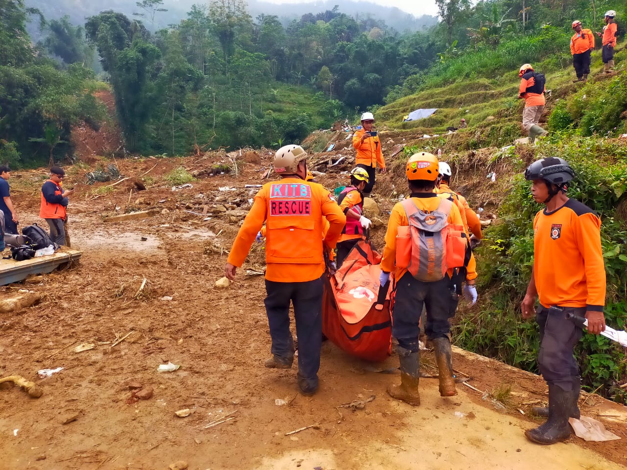 BANTUAN: Tim SAR milik KITB saat terjun ke lokasi bencana.