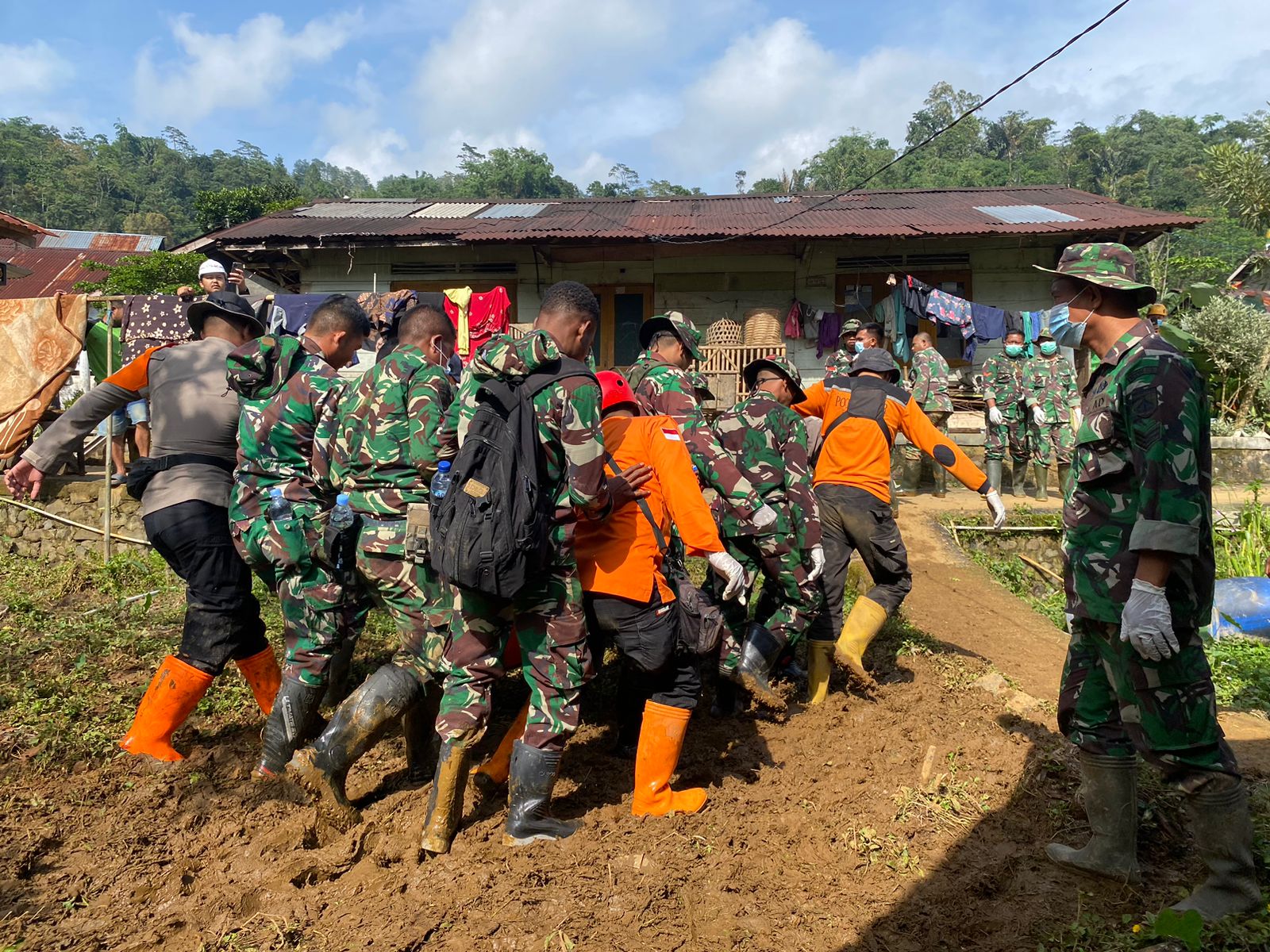 EVAKUASI: Evakuasi jenazah Aurel, korban tewas longsor Petungkriyono, Kabupaten Pekalongan, Jumat (24/1/2025) pagi.