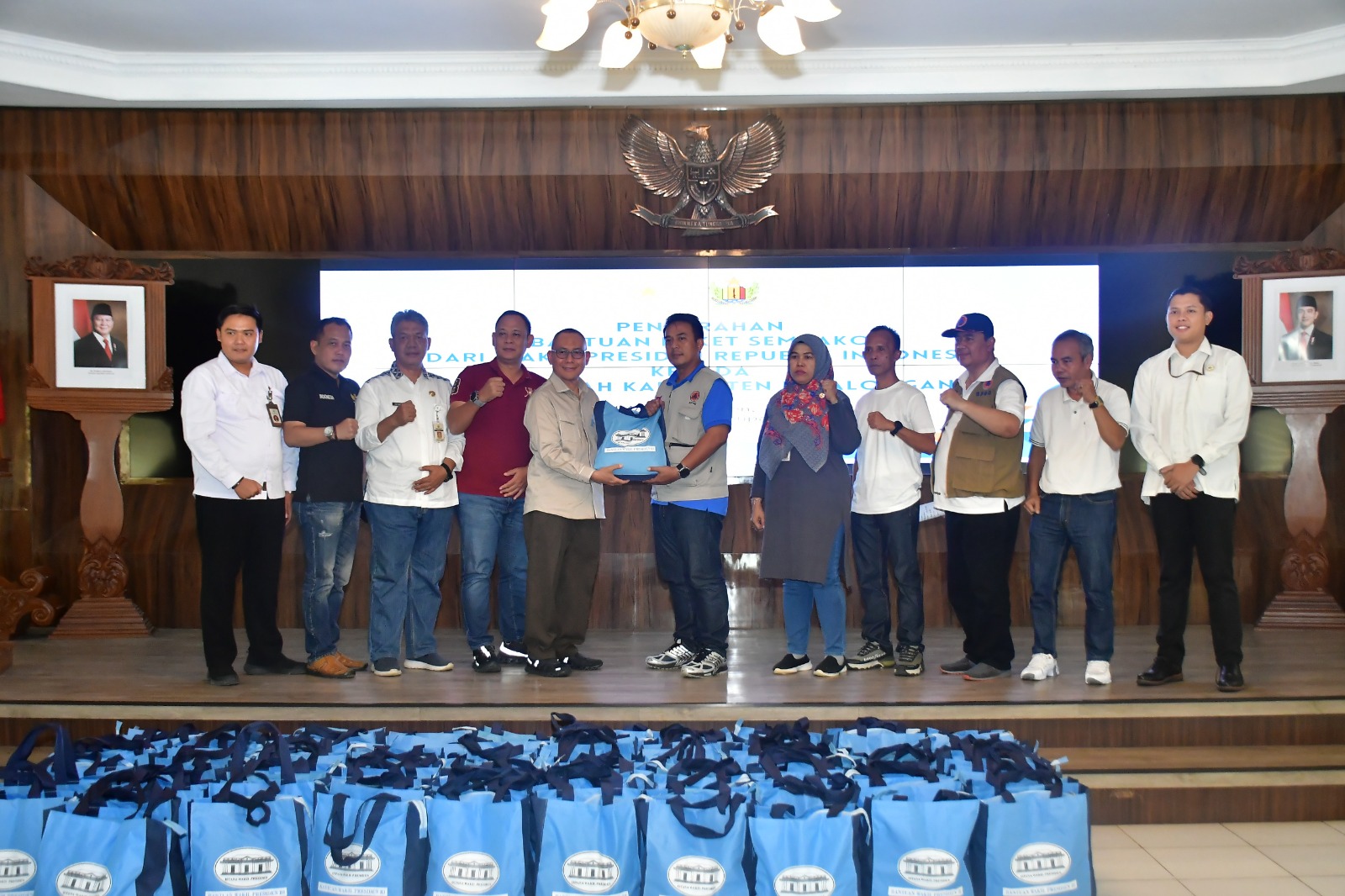 BANTUAN WAPRES: Penyerahan simbolis bantuan dari Wapres RI kepada Pemkab Pekalongan untuk disalurkan ke masyarakat terdampak bencana, Jumat (24/1/2025).