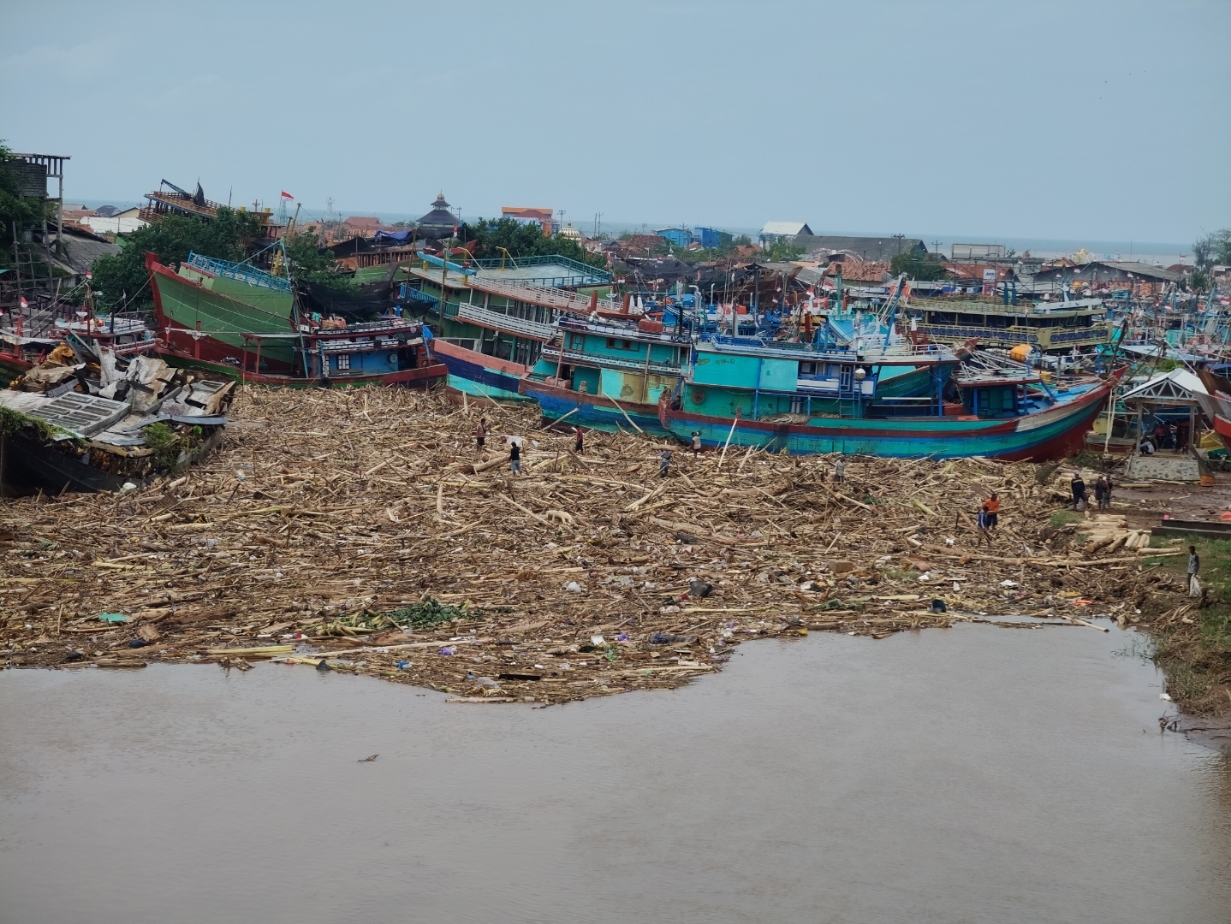 SISA BANJIR BANDANG: Kondisi tumpukan kayu dan sampah yang menyumbat Sungai Sambong.