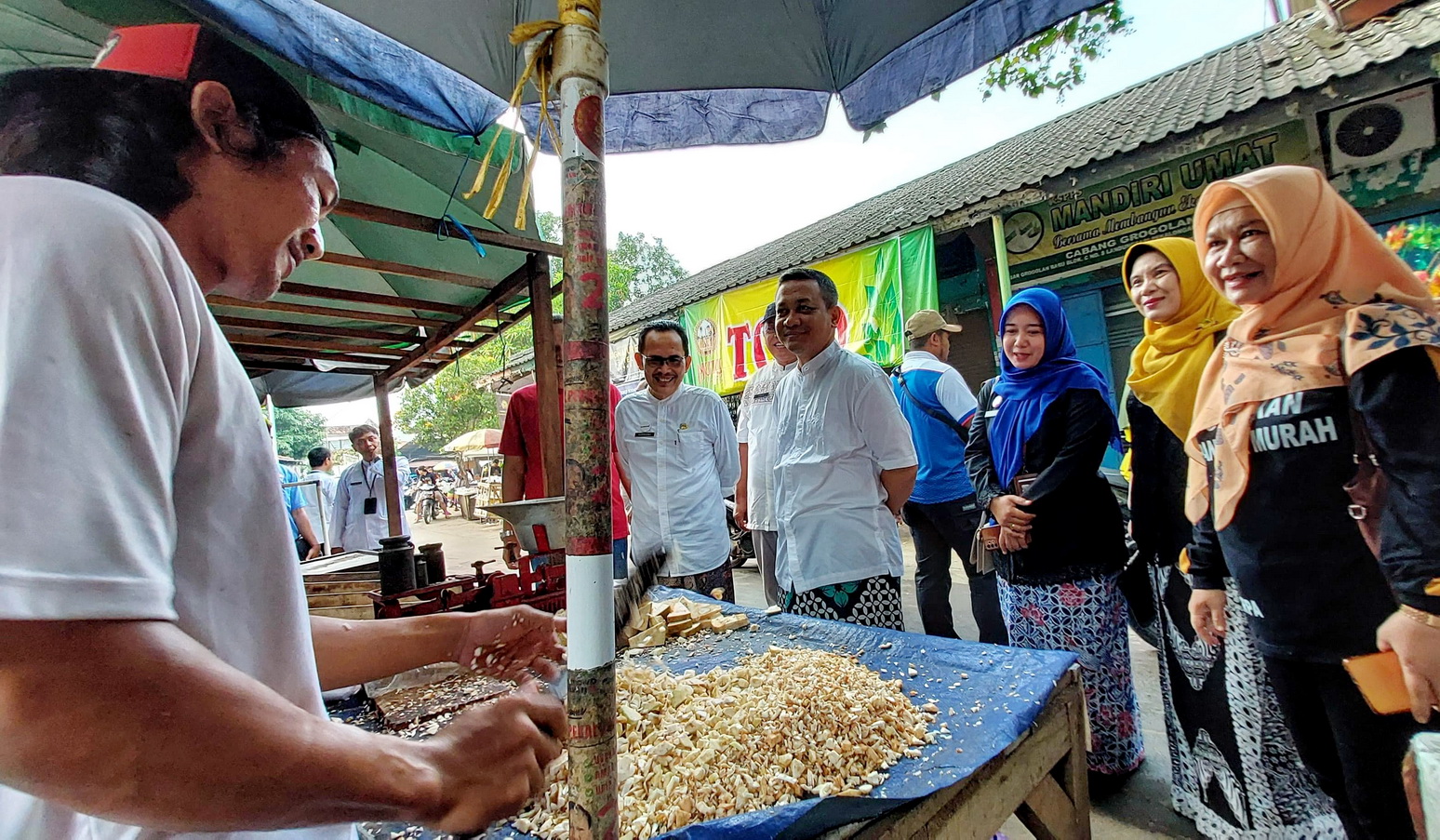 MENYAPA PEDAGANG &ndash; Disela-sela sidak kepokmas Walikota dan tim TPID menyapa pedagang di Pasar Grogolan, ada Jumat (24/1/2025).