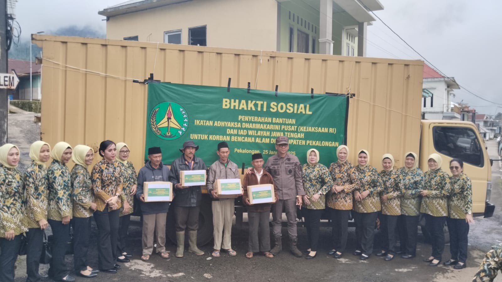 PEDULI BENCANA: Kejati Jateng dan IAD Wilayah Jateng menyerahkan bantuan kepada korban terdampak longsor Petungkriyono, Kabupaten Pekalongan, Sabtu (25/1/2025).