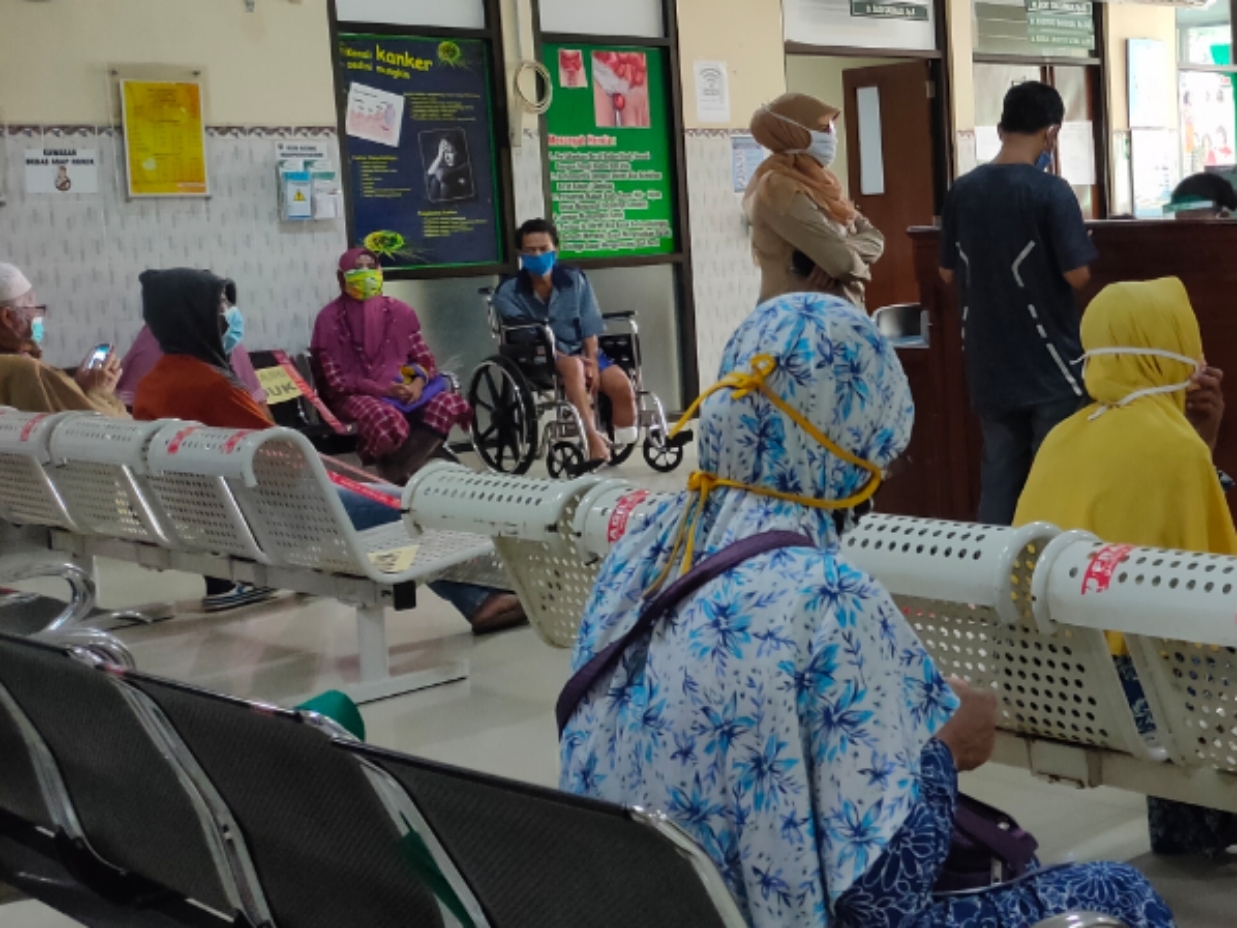 ILUSTRASI: Pasien saat menunggu antrian berobat di Rumah Sakit.