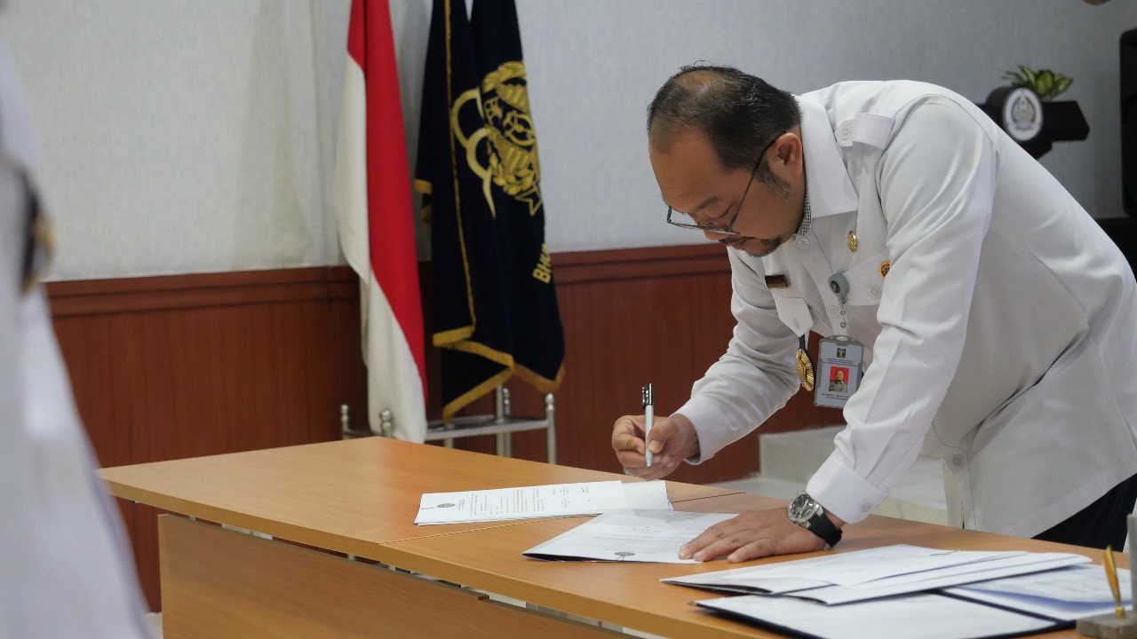 TANDA TANGAN - Kepala Kanim Pemalang, Ari Widodo saat tanda tangan komitmen bersama pembangunan zona integritas menuju WBK dan WBBM di kantor setempat, Jumat sore (24/1/2025).