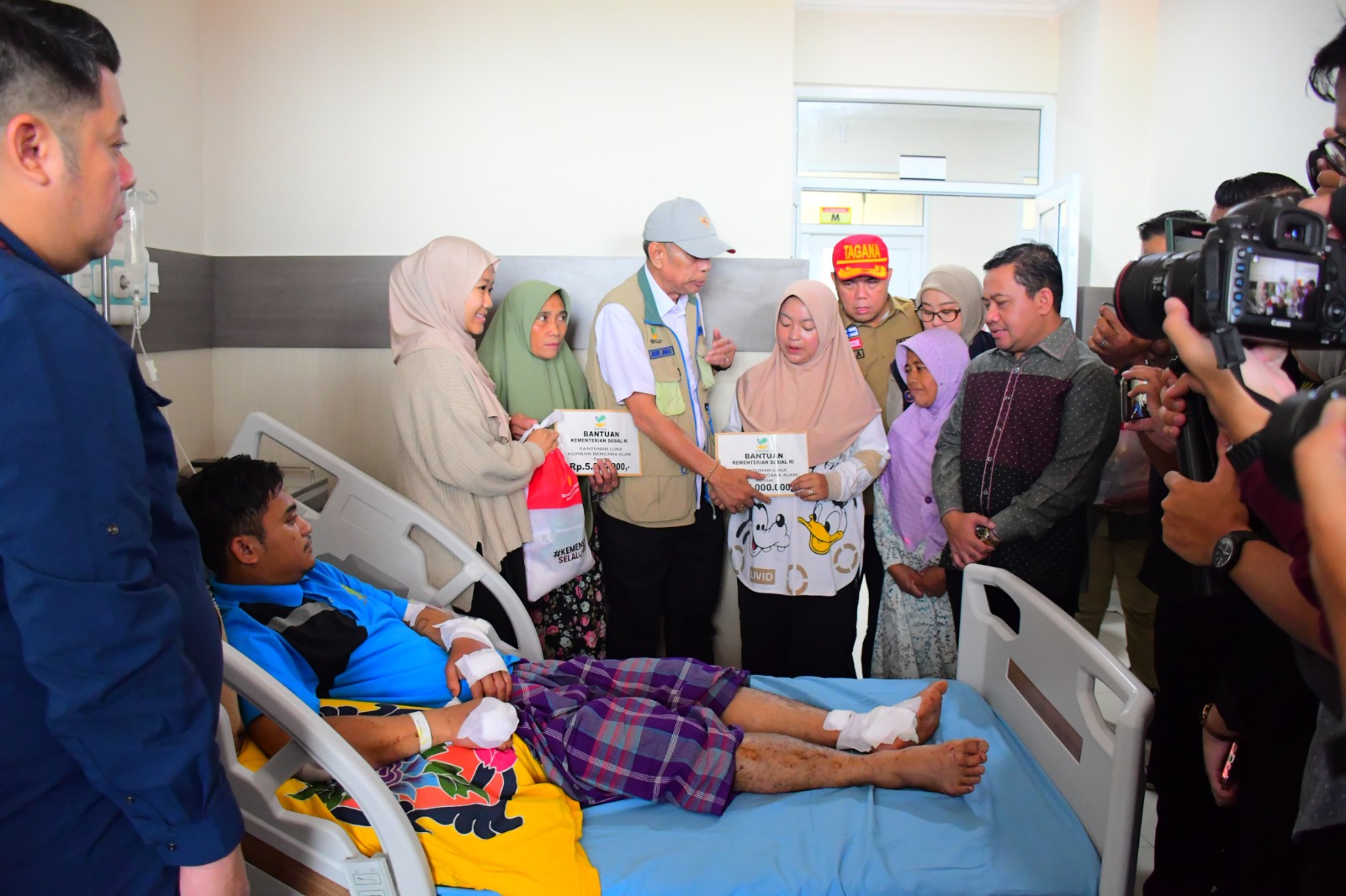 KORBAN LONGSOR: Wamensos RI Agus Jabo Priyono saat menjenguk dan menyalurkan santunan kepada korban longsor Petungkriyono yang dirawat di RSUD Kajen, Kabupaten Pekalongan, Sabtu (25/1/2025).