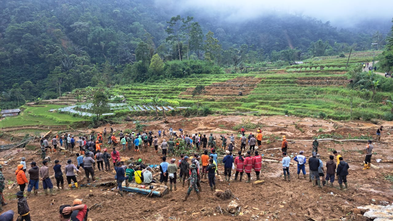 BERJIBAKU: Tim SAR Gabungan ketika tengah berjibaku melakukan pencarian korban longsor Petungkriyono.