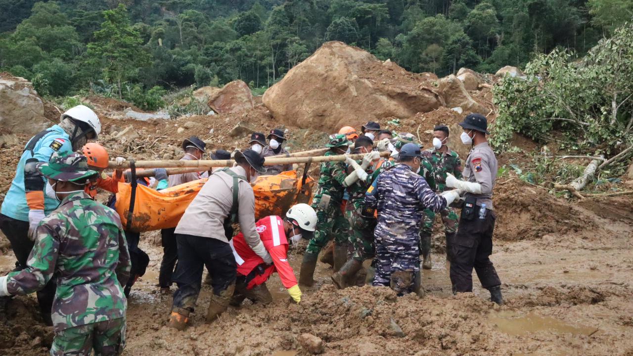 EVAKUASI: Evakuasi korban tewas hasil pencarian hari kelima, Sabtu (25/1/2025), Petungkriyono, Kabupaten Pekalongan.