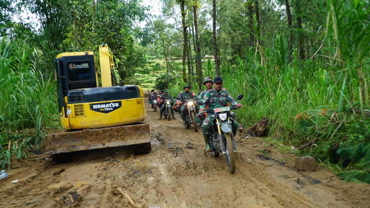 KIRIM BANTUAN: Pasukan TNI-Polri saat perjalanan mengirim bantuan logistik ke penduduk di desa-desa terisolasi akibat longsor Petungkriyono, Kabupaten Pekalongan.