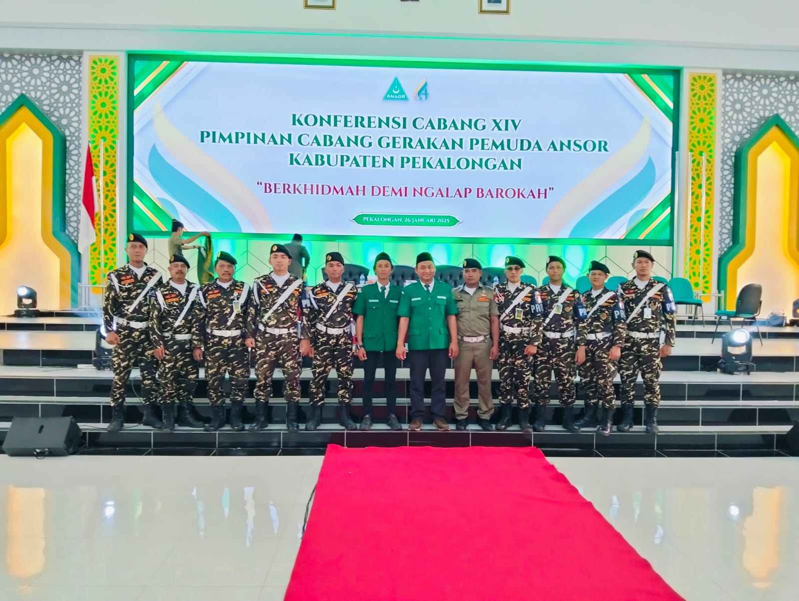 ORGANISASI: Achmad Fawaid (kiri) berfoto bersama Ketua GP Ansor Kabupaten Pekalongan periode sebelumnya H.M Sholahuddin (kanan), saat Konfercab di UIN KH Abdurrahman Wahid, Minggu (26/1/2025).