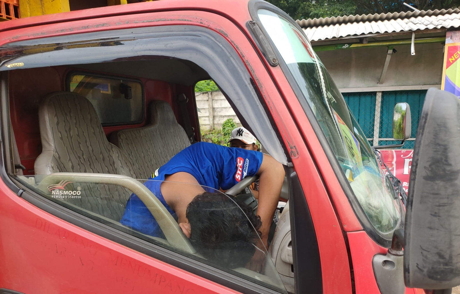 DIKIRA MENINGGAL: Posisi sopir truk saat awal didapati petugas patroli Polres Pekalongan, sempat dikira meninggal.