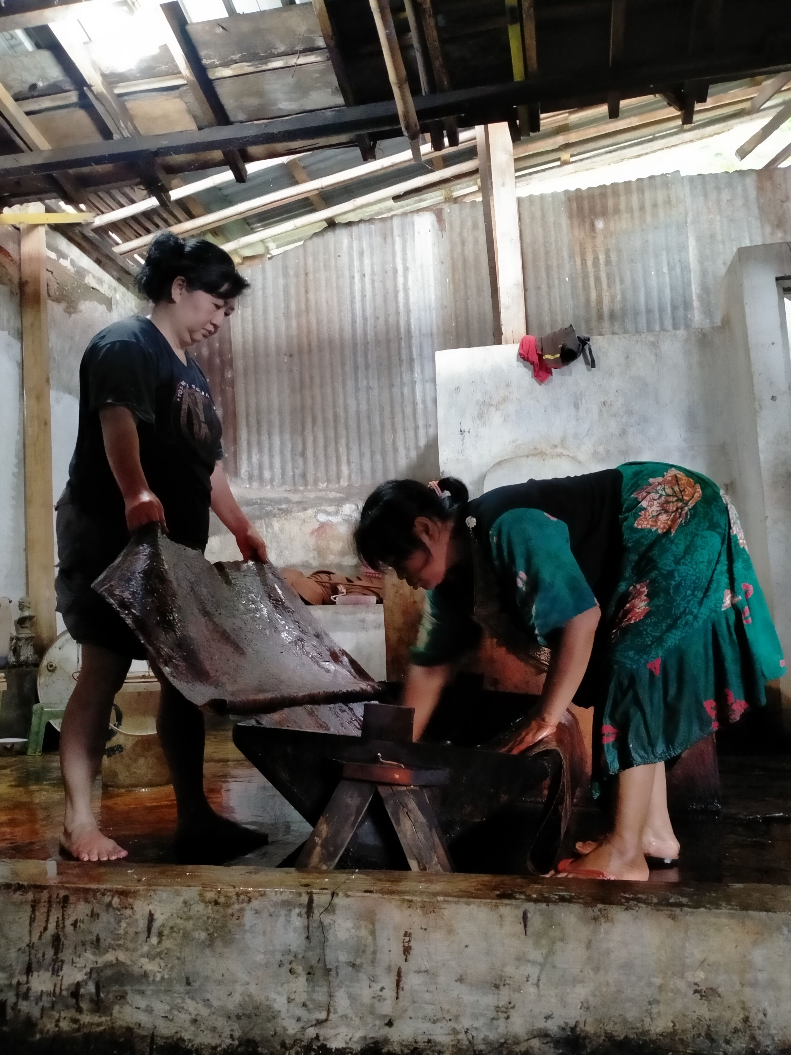 BATIK PERANAKAN: Widianti Widjaja, cucu Oey Soe Tjoen bersama salah seorang pekerjanya ketika sedang mengerjakan proses nglorot.