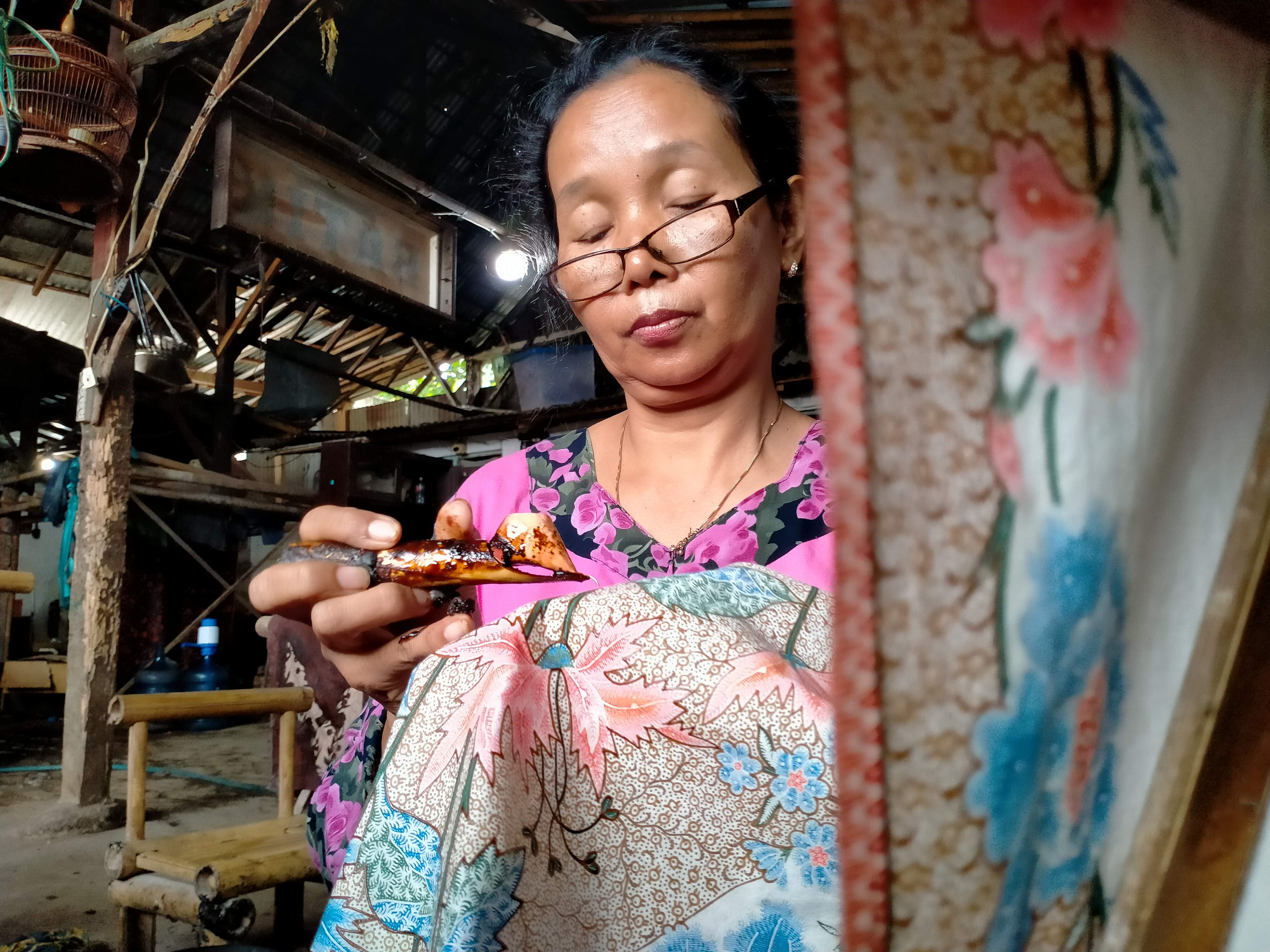 LEGENDARIS: Salah seorang pekerja rumah batik OST sedang fokus menggarap batik tulis Oey Soe Tjoen.