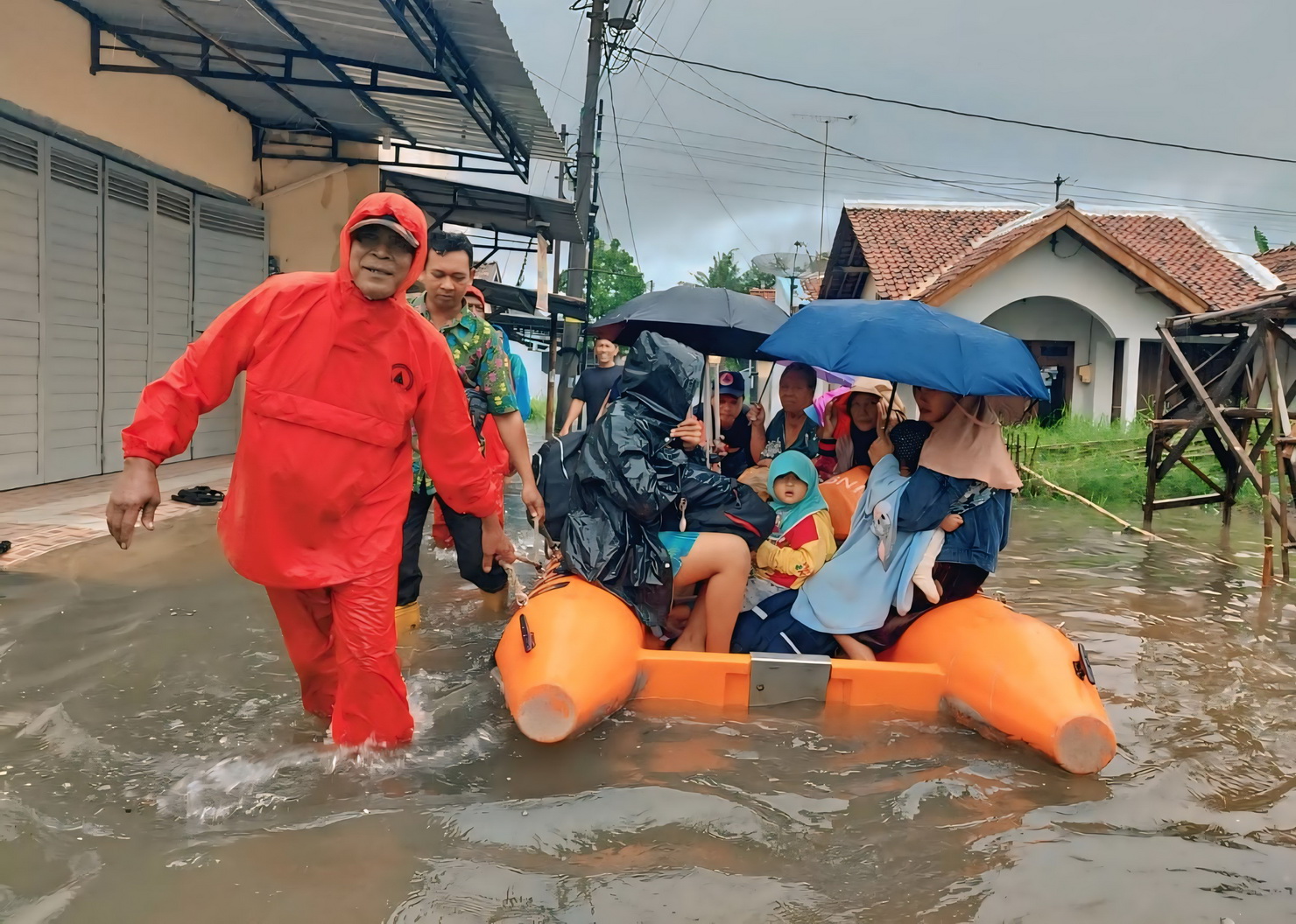 EVAKUASI - Warga Kelurahan Tirto yang tinggal di sekitar bantaran sungai Asem&nbsp;Binatur dievakuasi tim gabungan, menuju pengungsian, pada Kamis (30/1/2025).