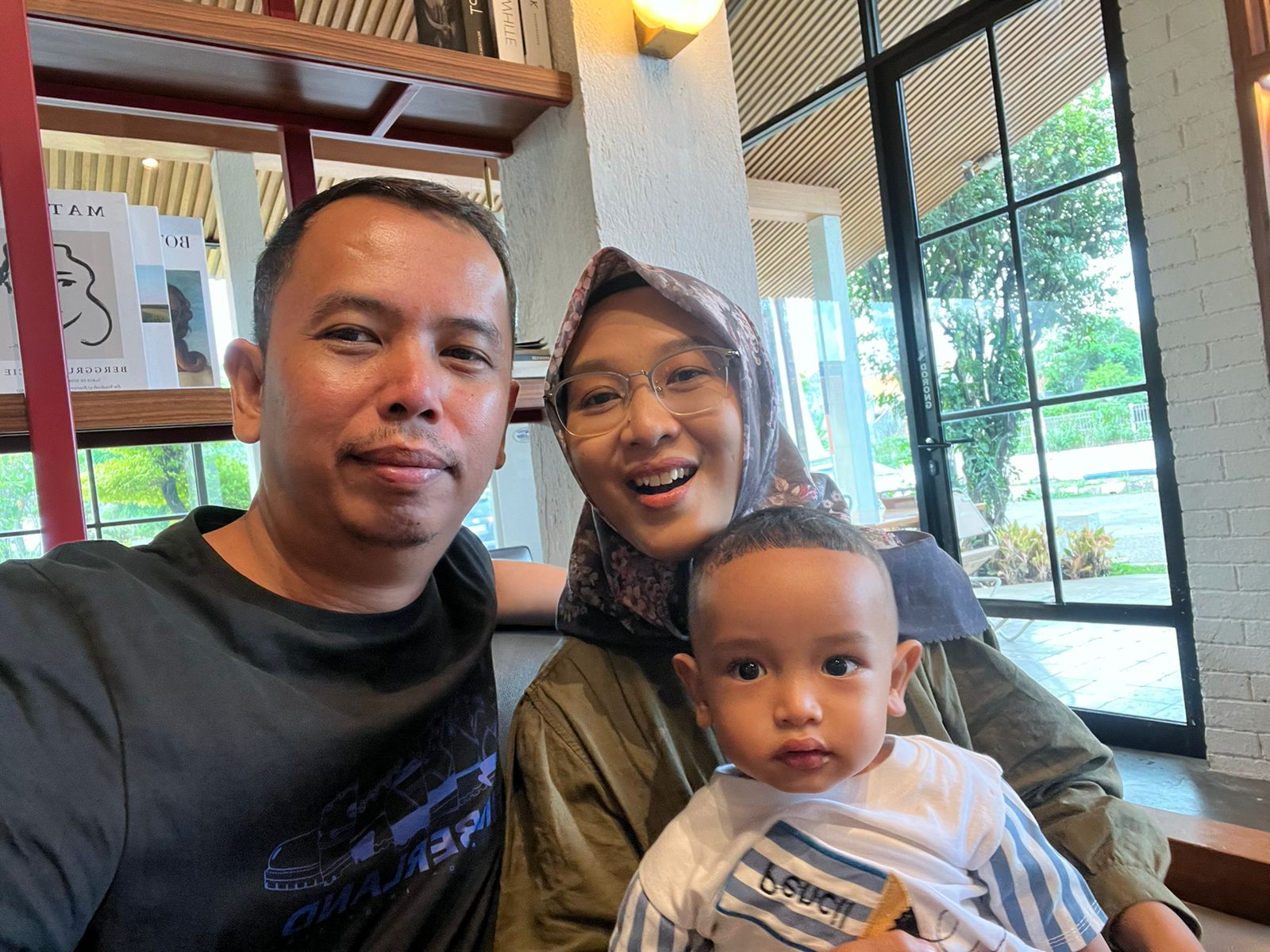 KEBERSAMAAN - Danang, anak dan istrinya Dian Puspita Sari selalu kompak, melegkapi tugasnya sebagai tokoh masyarakat Batang.