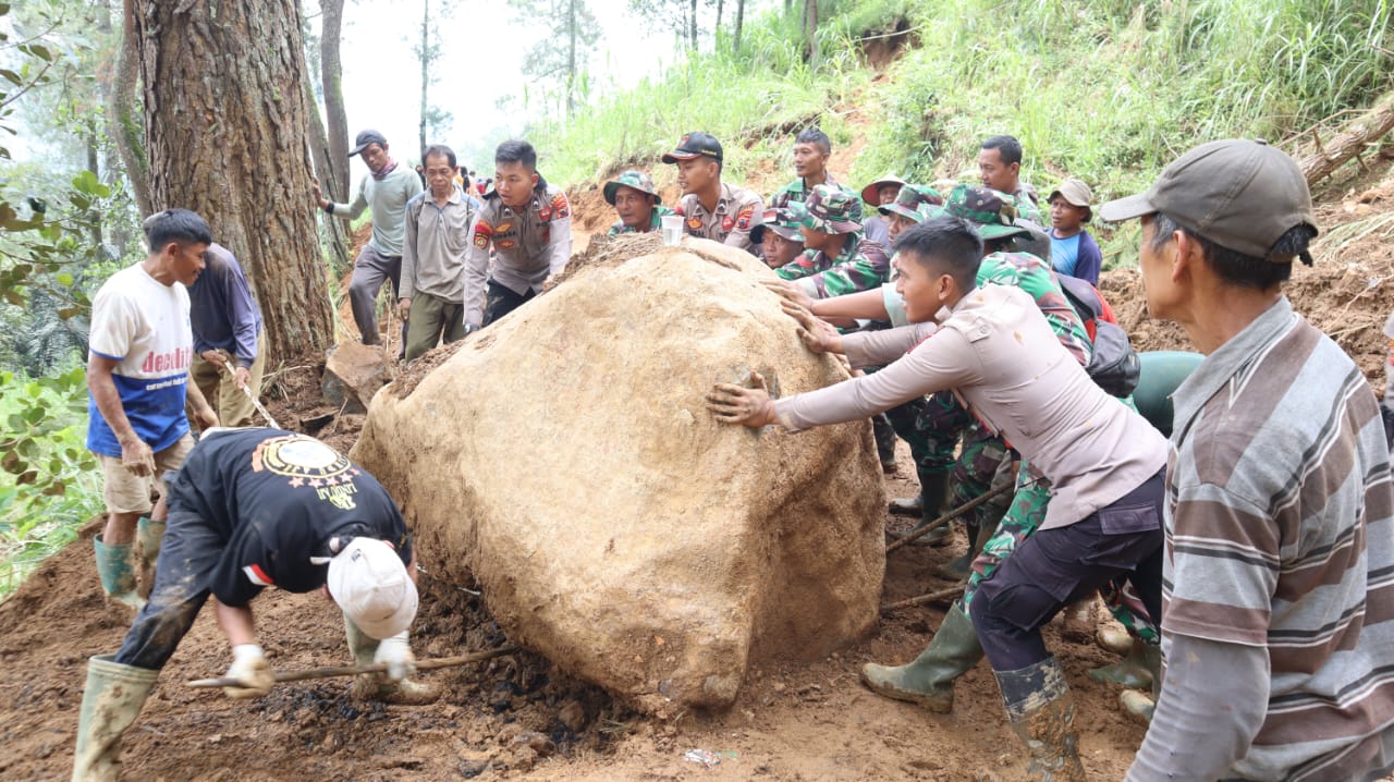 GOTONG ROYONG: Warga bersama TNI-Polri saat gotong royong membersihkan material longsor untuk membuka akses jalan penghubung Yosorejo-Tlogopakis, Petungkriyono, Kabupaten Pekalongan.