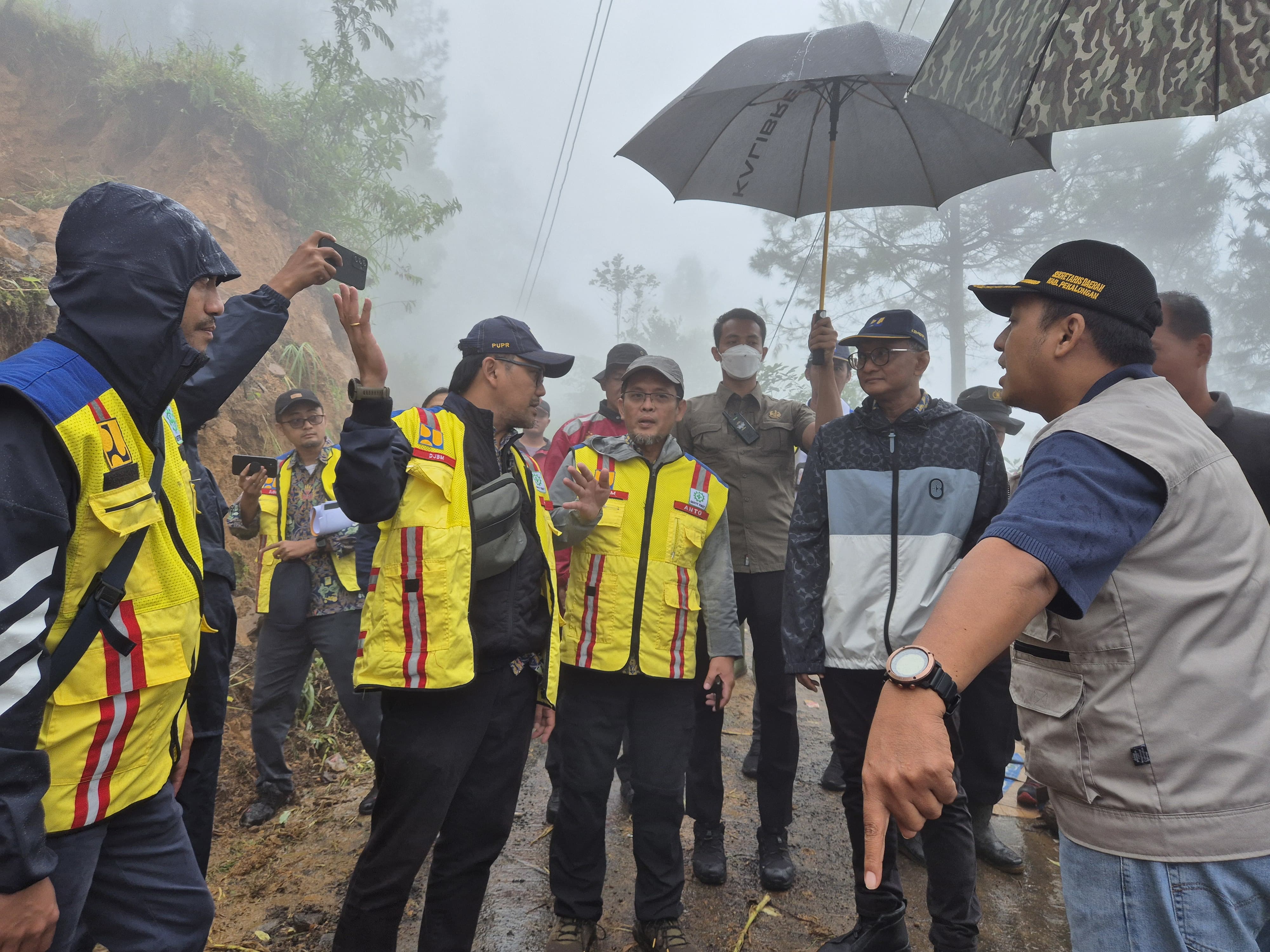 KUNJUNGAN KERJA: Menteri PU Dody Hanggodo saat kunjungan kerja ke lokasi bencana Petungkriyono, Kabupaten Pekalongan, Rabu (29/1/2025).
