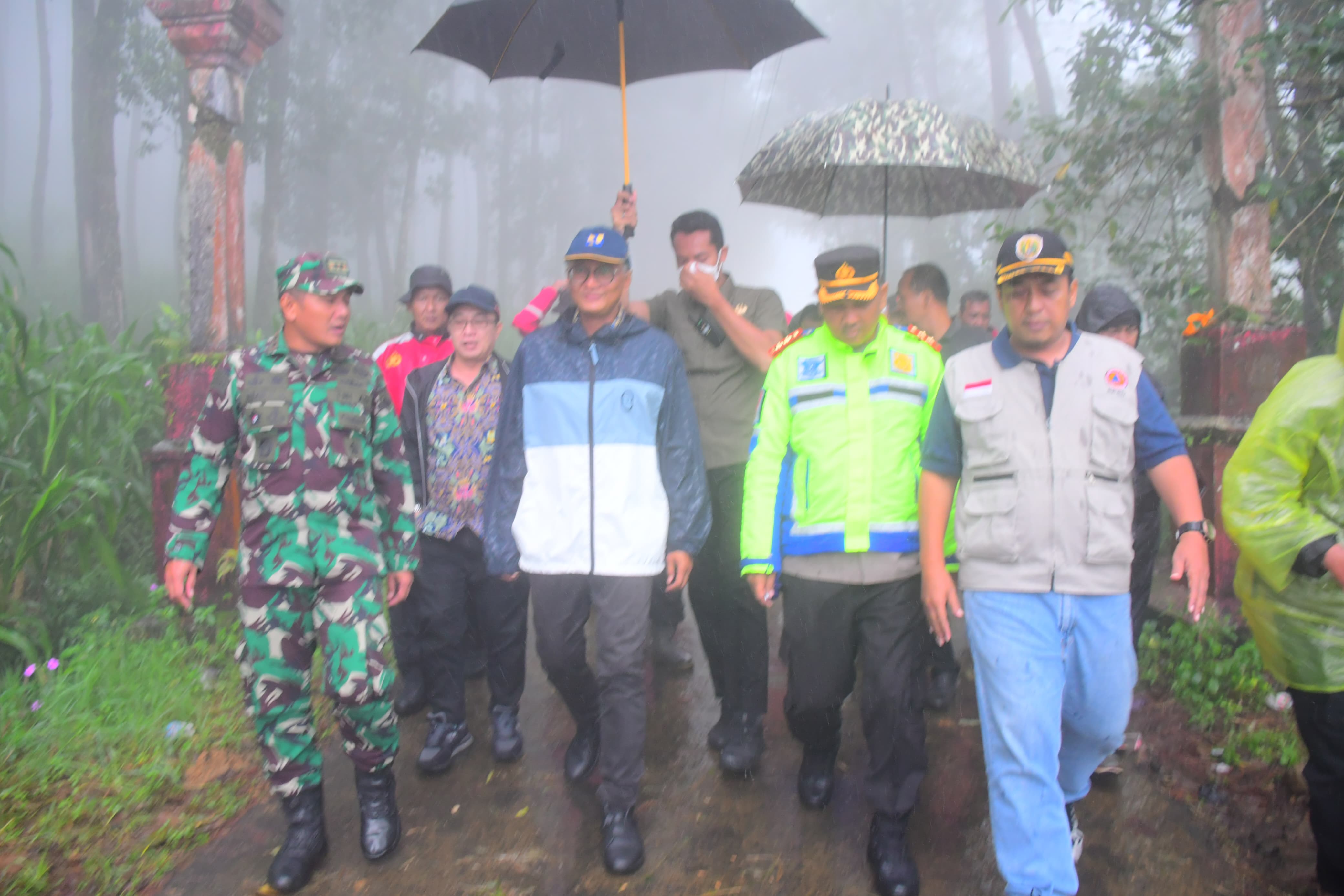 TINJAU LOKASI: Sekda Kabupaten Pekalongan Yulian Akbar saat mendampingi Menteri PU Dody Hanggodo meninjau lokasi bencana Petungkriyono, Rabu (29/1/2025).
