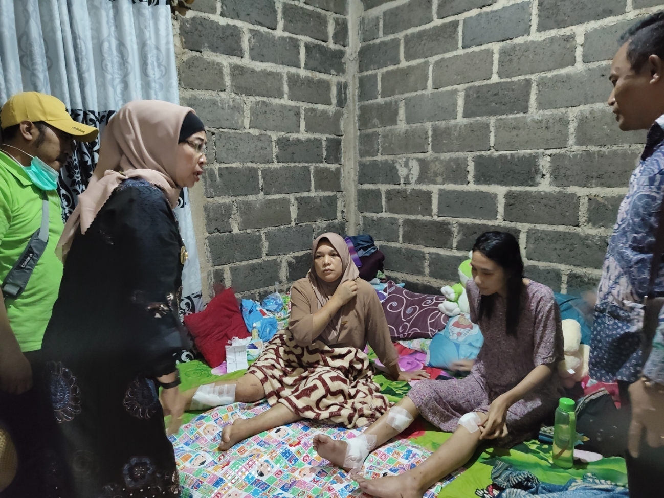 HANYUT: Pj Bupati Batang Lani Dwi Rejeki saat menjenguk korban bencana banjir bandang yang hanyut tersapu Sungai Gede.