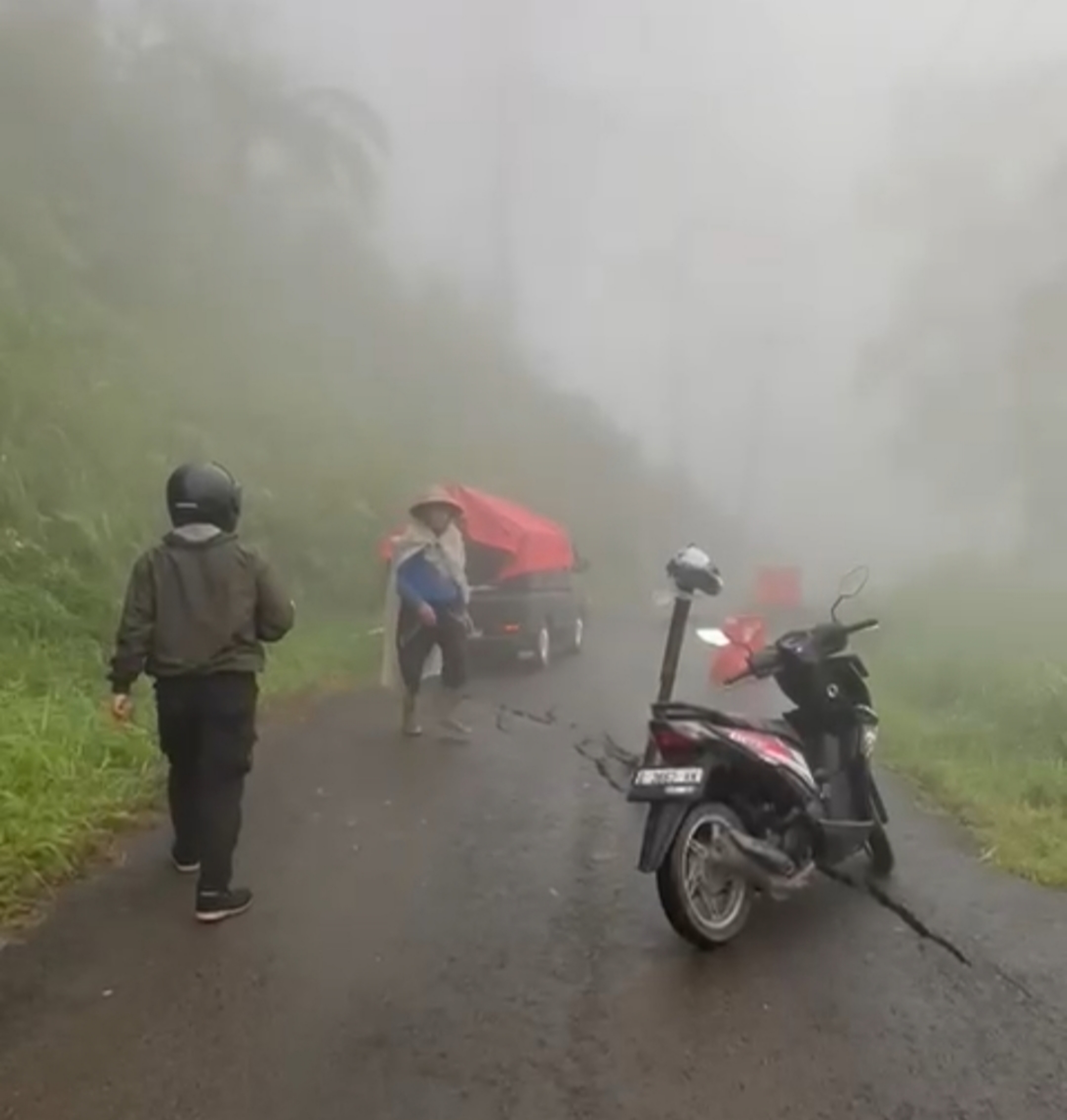 AMBLES: Tangkapan layar video situasi di lokasi usai kejadian, warga memberi rambu-rambu di sekitar amblasan, Kamis (30/1/2025).