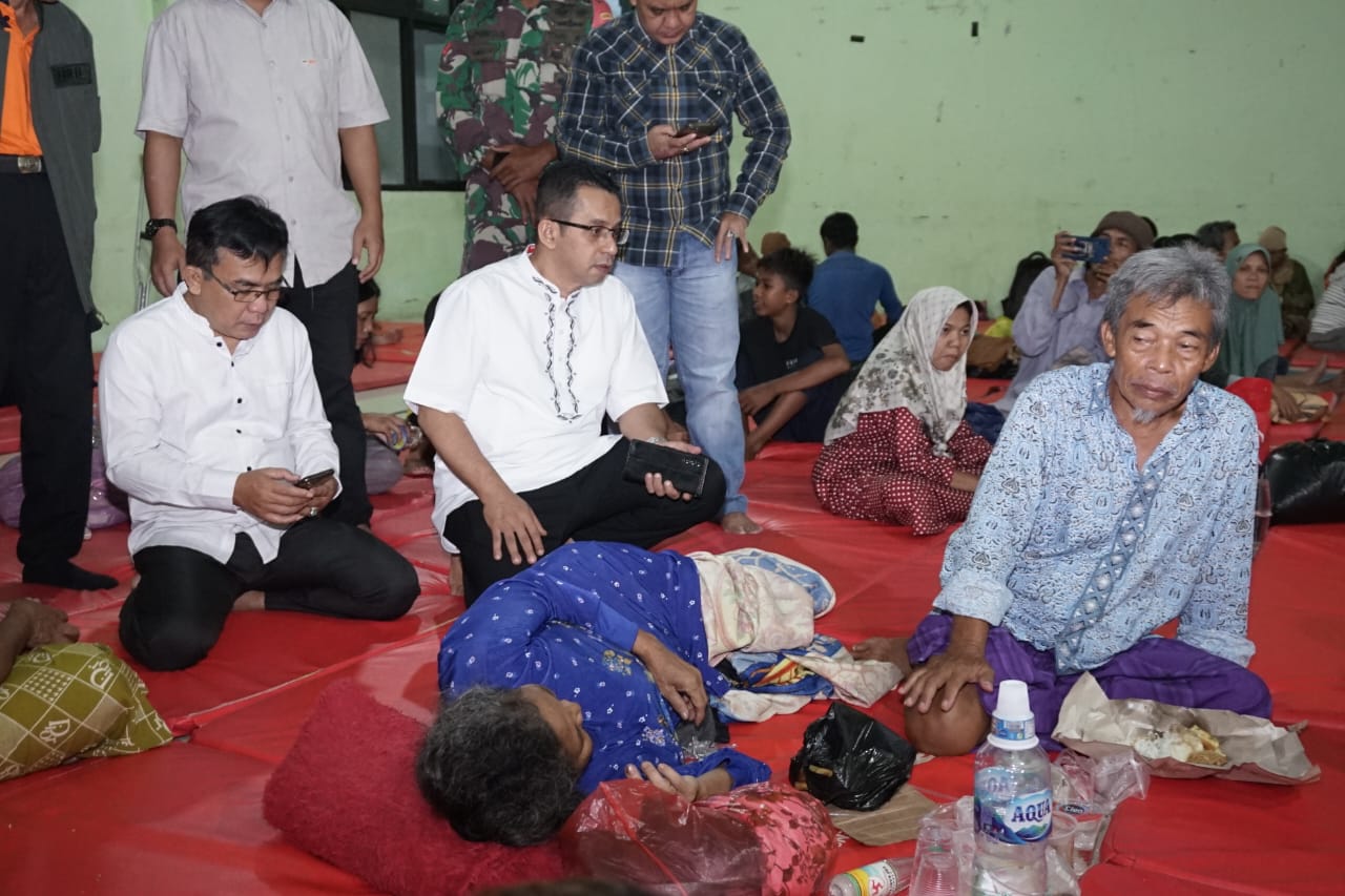 Anggota DPR RI, Rizal Bawazier saat sambangi pengungsi banjir di Kantor Kecamatan Pekalongan Barat Kota Pekalongan