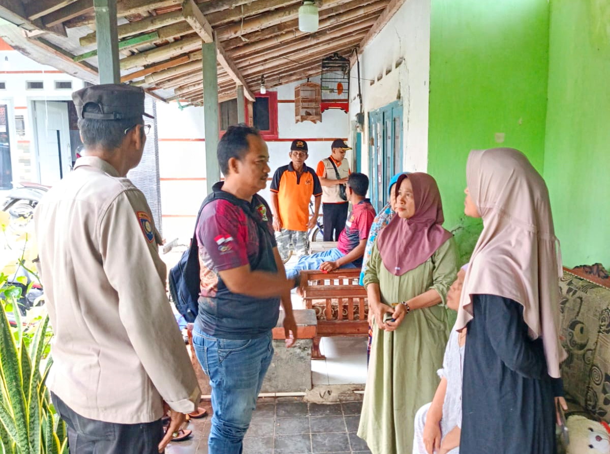 KOORDINASI - Anggota Polres Pemalang saat mendatangi rumah TKP remaja putri ancam bunuh ibu di Desa Kejambon Taman Pemalang.