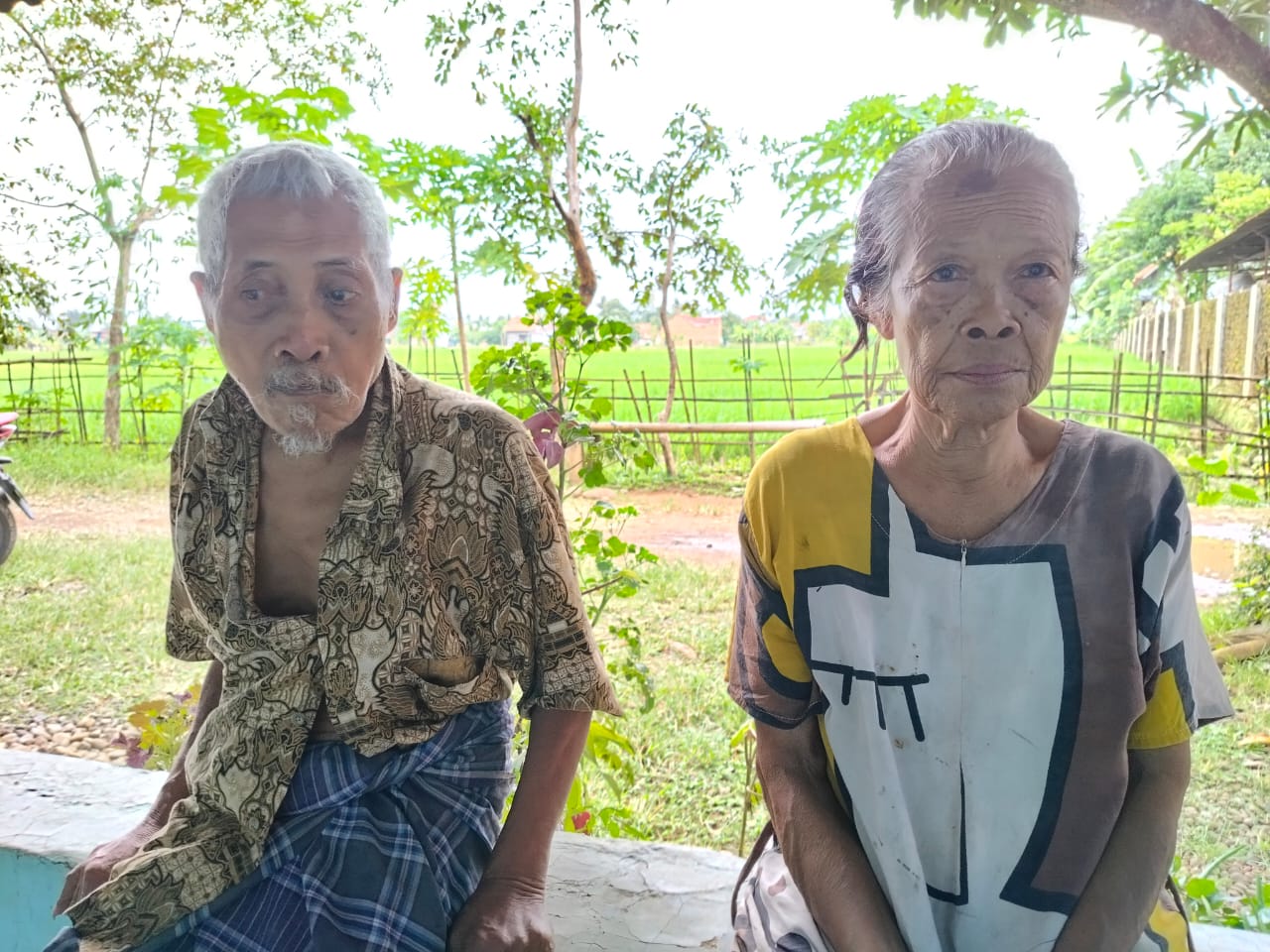 BERIKAN KETERANGAN - Pasangan lansia warga Pekalongan yang diduga korban pemalsuan surat tanah.
