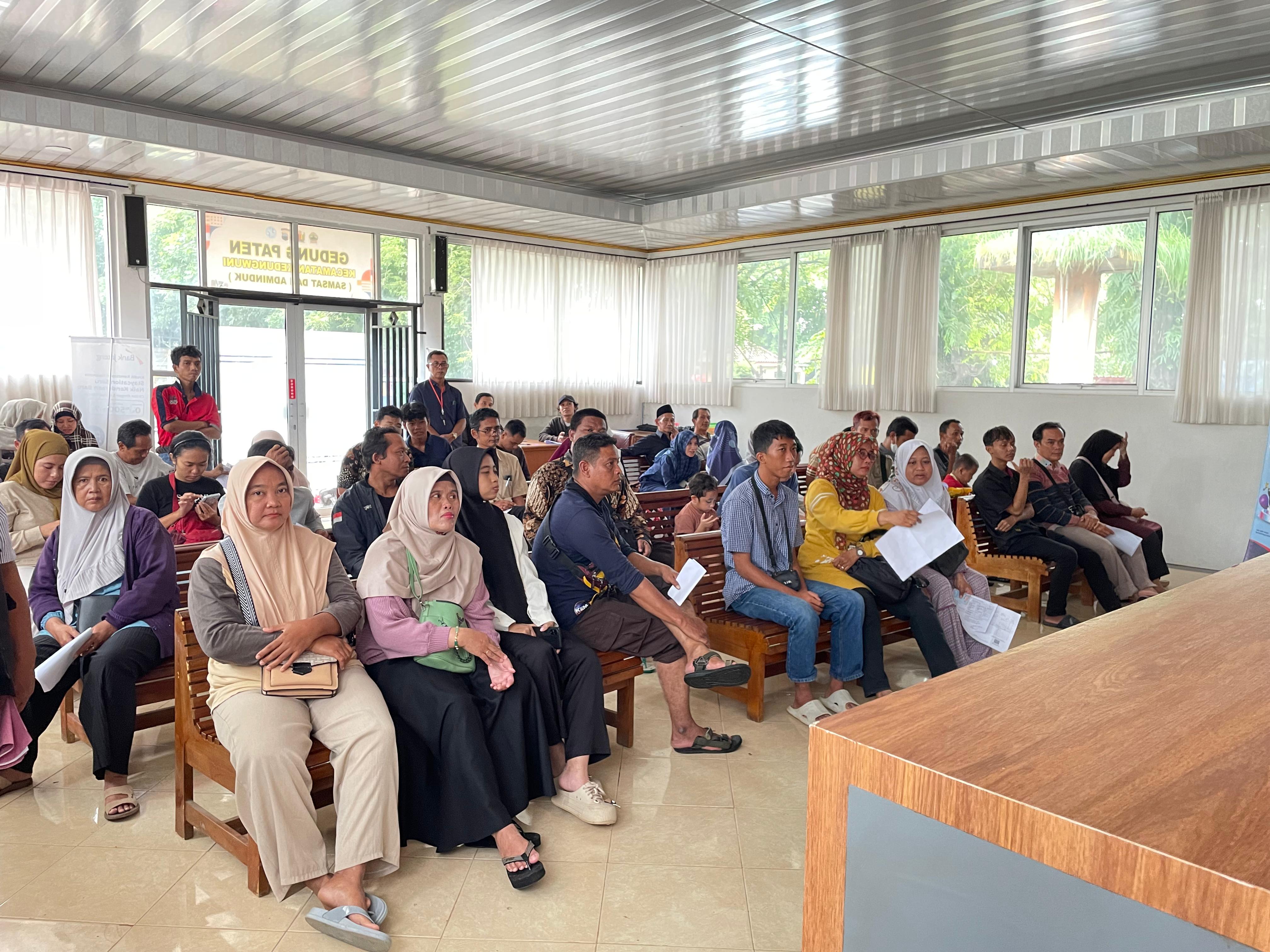 JUMPA KAMU: Suasana pelaksanaan program Jumpa Kamu yang digelar Dindukcapil Kabupaten Pekalongan di area food court (pujasera) Bebekan, Kedungwuni, Minggu (2/2/2025).