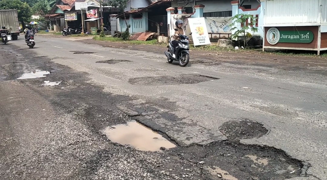 JALAN BERLUBANG: Kondisi jalan di jalur Kajen-Bojong, wilayah Desa Wangandowo, Kecamatan Bojong, Kabupaten Pekalongan, Senin (3/2/2025) pagi.