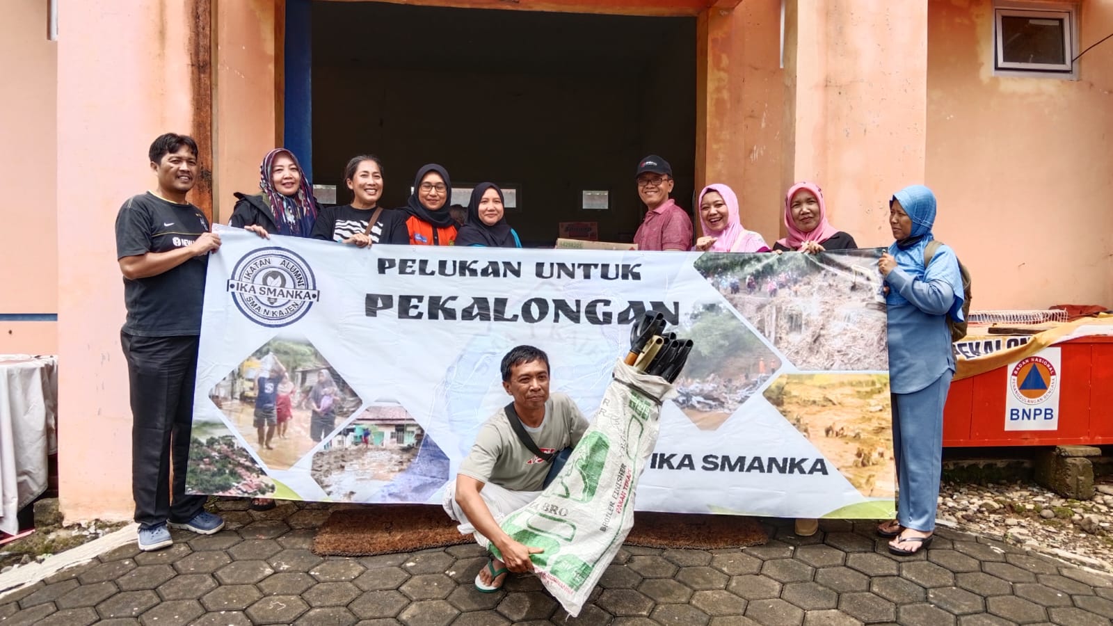 PEDULI: IKA Smanka saat menyalurkan bantuan kepada korban bencana Kabupaten Pekalongan di posko BPBD.