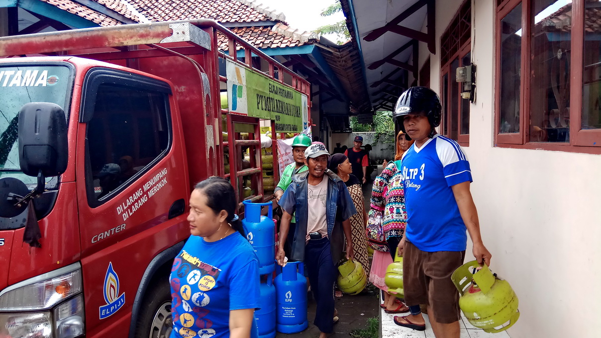 ANTRI - Warga saat antri beli gas elpiji di pangkalan, karena kelangkaan gas di warung-warung.