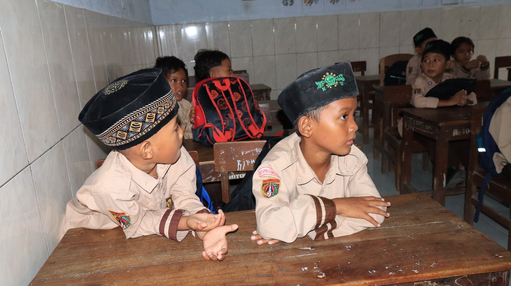 BELAJAR &ndash; Pelajar di Kota Pekalongan saat mengikuti kegiatan belajar di salah satu sekolah.