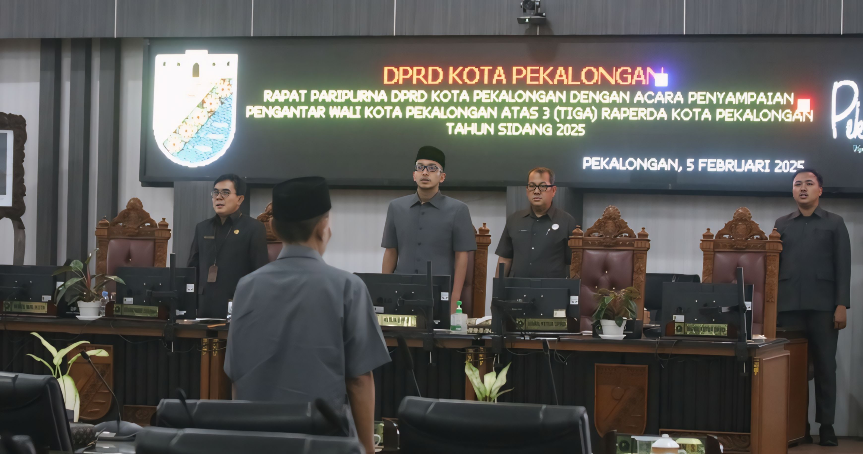 PARIPURNA - Ketua DPRD Kota Pekalongan, Mohamad Azmi Basyir, saat memimpin Sidang Paripurna Penyampaian Tiga Raperda Kota Pekalongan Tahun 2025 pada Rabu (5/2/2025).