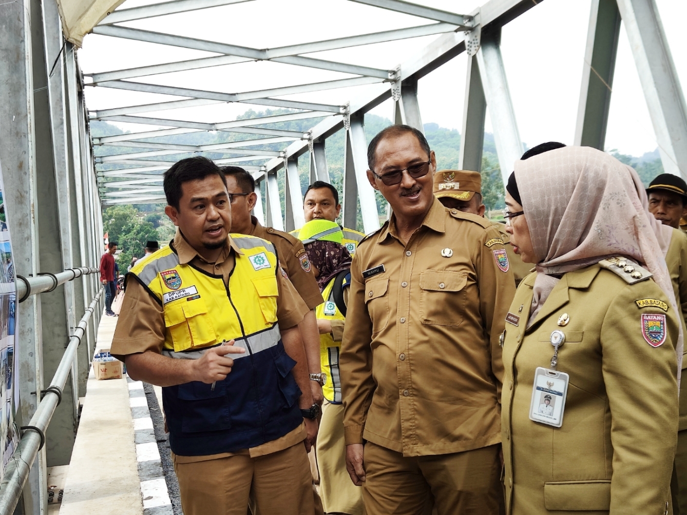 JEMBATAN BARU: Pj Bupati Batang Lani Dwi Rejeki saat meninjau jembatan Suramadu yang baru saja diresmikan.