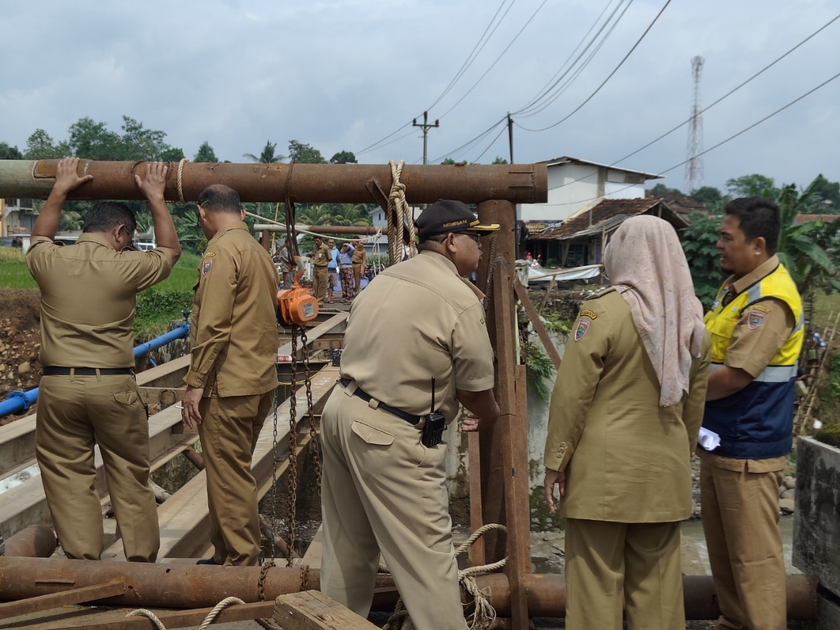 DIPERCEPAT: Pj Bupati Batang Lani Dwi Rejeki saat meninjau pembangunan jembatan sementara di Kecamatan Tersono.