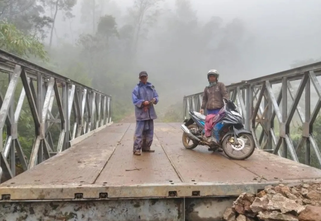 RAMPUNG: Jembatan bailey di Desa Simego, Kecamatan Petungkriyono, Kabupaten Pekalongan, rampung dikerjakan. Berangsur bisa dilintasi kendaraan.