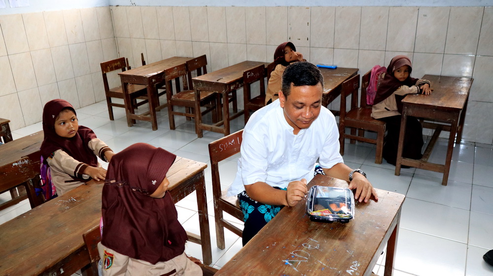 PANTAU SIMULASI - Walikota Pekalongan, HA Afzan Arslan Djunaid saat memantau simulasi program Makan Bergizi Gratis di salah satu sekolah di Kota Pekalongan beberapa waktu kemarin.
