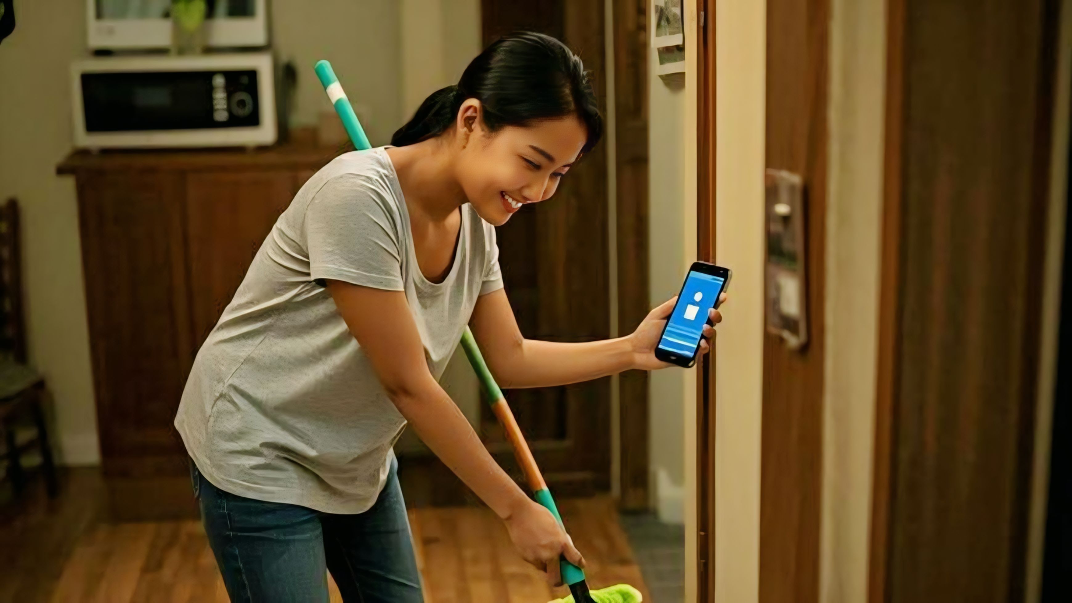 SIBUK - Walaupun sedang bersih-bersih rumah, ibu-ibu tetap tidak lupa update status di sosmed.