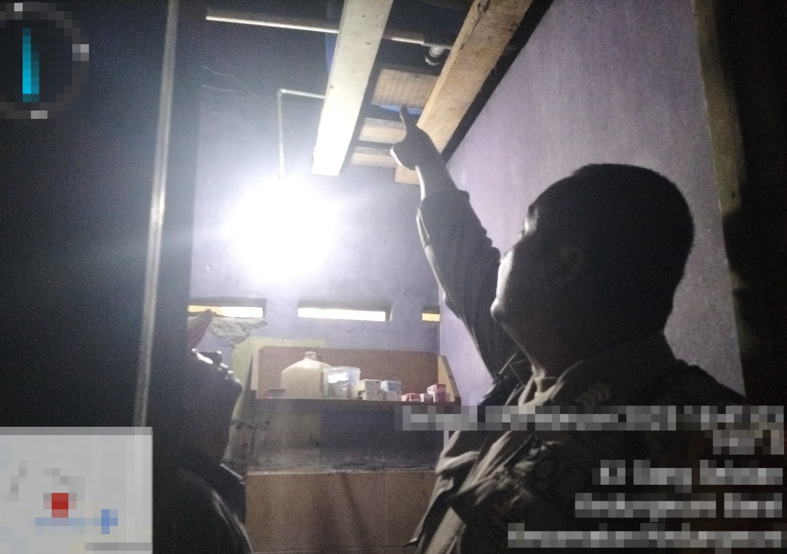GANTUNG DIRI: Anggota Polsek Kedungwuni saat mengecek lokasi gantung diri di Kelurahan Kedungwuni Timur, Kecamatan Kedungwuni, Kabupaten Pekalongan, Selasa (4/2/2025).