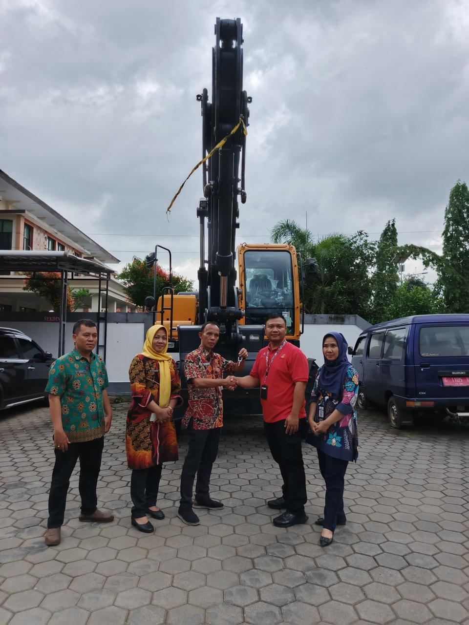 BATUAN PUSAT: Alat berat bantuan dari pusat mendarat di kantor Dinas Sosial Kabupaten Pekalongan, Rabu (5/2/2025).