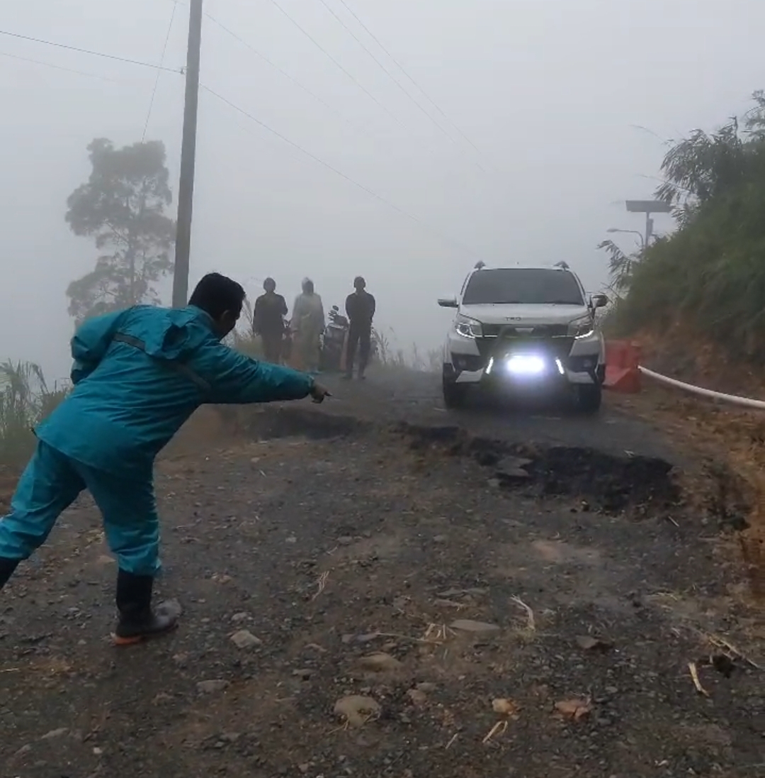 AMBLES: Kondisi jalan ambles di Kliweran, Petungkriyono, Kabupaten Pekalongan. Warga tengah mengujicoba kemungkinan jalan bisa dilintasi mobil, Kamis (6/2/2025).