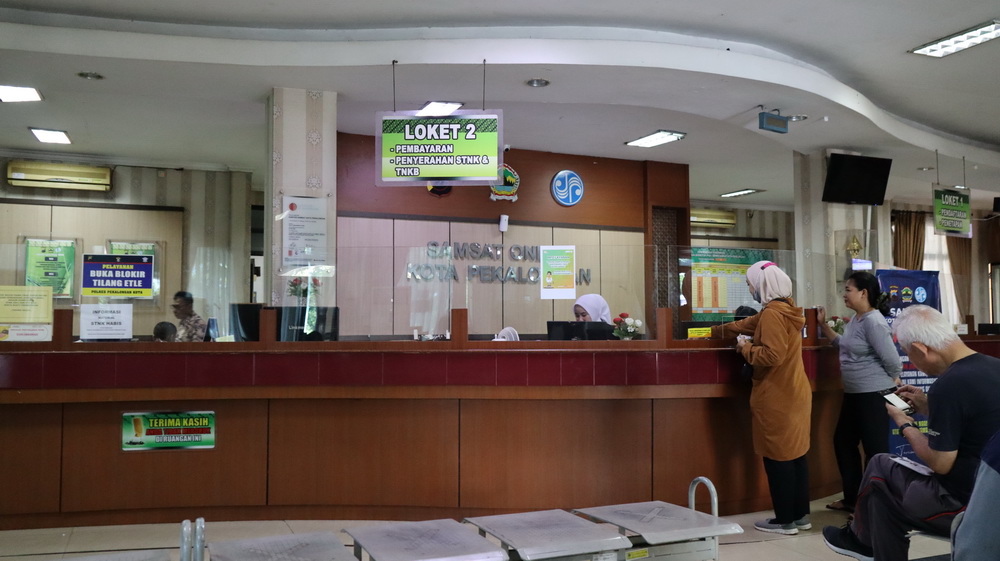 LAYANAN &ndash; Pemilik kendaraan Listrik bisa mengurus legalitas kendaraannya di kantor Samsat masing-masing di setiap wilayah.