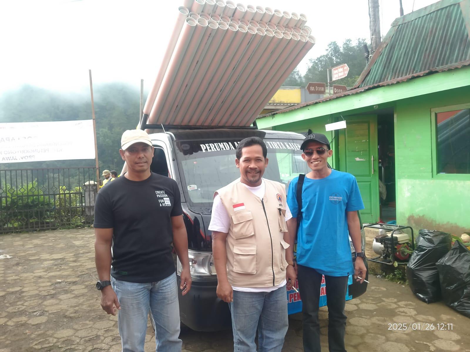 PEDULI: PDAM Tirta Kajen Kabupaten Pekalongan saat mengirim bantuan pipa ke wilayah terdampak longsor Petungkriyono, beberapa waktu lalu.